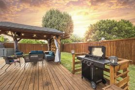 2 minutes from lake, Pickleball, Hot Tub, Pool table!