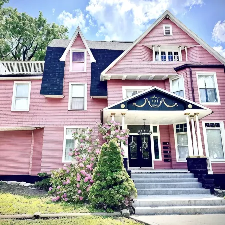 Valentine Suite / 1BD/1BA Apt in Holiday House