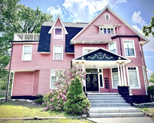 Valentine Suite / 1BD/1BA Apt in Holiday House Hotels in Evansville