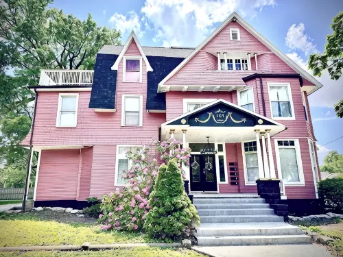 Valentine Suite / 1BD/1BA Apt in Holiday House