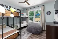 Cozy Family Lakehouse with Winter Lakeview, Hot Tub, Arcade, Mini Golf, Kng Beds - بوتيك