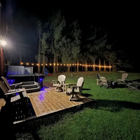 Modern Rustic Retreat- King bed, hot tub, wineries, waterfalls, hiking, Cornell