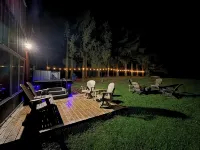 Modern Rustic Retreat- King bed, hot tub, wineries, waterfalls, hiking, Cornell