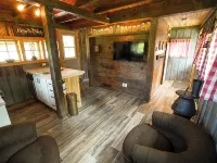 Stay in the Barn! Bedroom in the Hayloft! 칠리왝 호텔