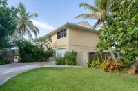 10 Beds/Private Tropical Pool/4Bikes/Beach Gear/Grill/Walk to Beach & Pickleball - 4-Star