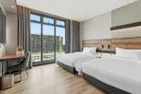 The Everly Lhesson Kuching