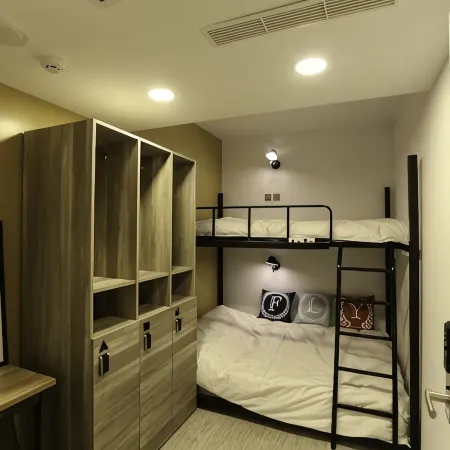 Flyinn Hostel Отели рядом с достопримечательностью «Небоскреб «85 Скайтауэр»»