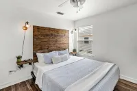 King Size Bed! Freeport Surfside Beach Bungalow Ocean & BayViews,Steps from Ocea