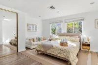 Quiet Mountain Home with Stunning Views near Universal Studios Hollywood