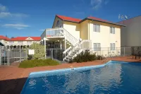 BK's Fountain Court Motel - Pools