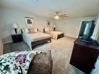 Sleeps 10. Bayou Front Home close to ULM, Sports Complexes, Airport and I-20.