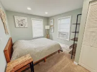Ultra Modern 3 BR Apt - 5 min walk to the Beach! - 4-Star