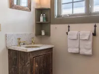 Serene, sun splashed cottage アディソンのホテル
