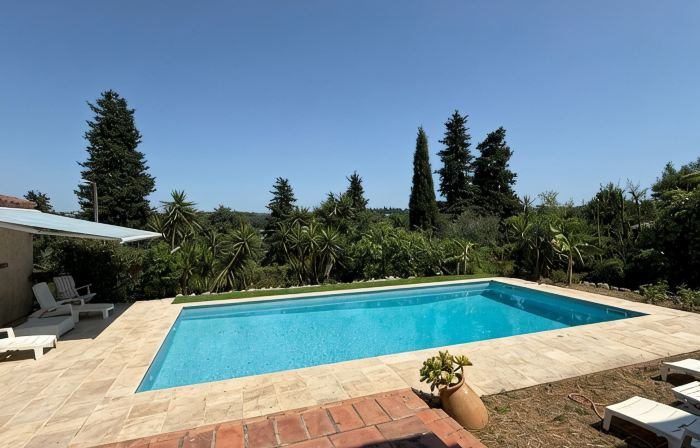 Provencal villa for 10 people with swimming pool and garden in Grasse