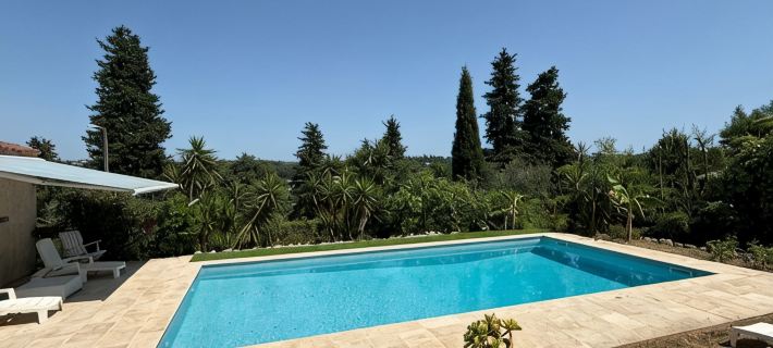 Provencal villa for 10 people with swimming pool and garden in Grasse グラースのホテル