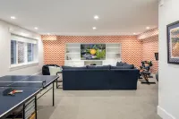 Chic Home with Stunning Patio, 5-min drive to Downtown - 방갈로