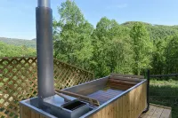 Oakhaven: Mountain Escape with Wood Burning Hot Tub! - Country Houses