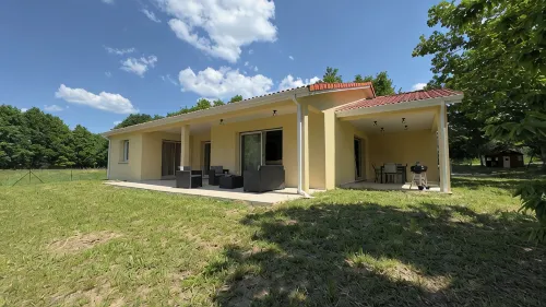 La Pause Limousine | Garden & Terrace | Near Limoges | Wifi | Children's games - บังกะโล