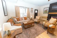 The Aniston; Brand new home in downtown New Albany minutes away from Louisville! - Homestays