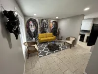 Artistic Centrally Located Duplex! - Homestays