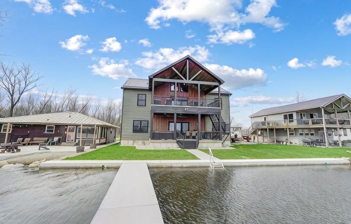 Green Diamond Retreat: Epic Lakefront Oasis for 30, 6BR, Boat Slip, Kayaks
