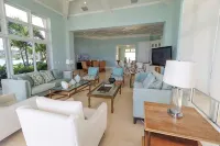 The Great House, Stunning 4-Bedroom Coastal Retreat with Panoramic Ocean Views - Homestays