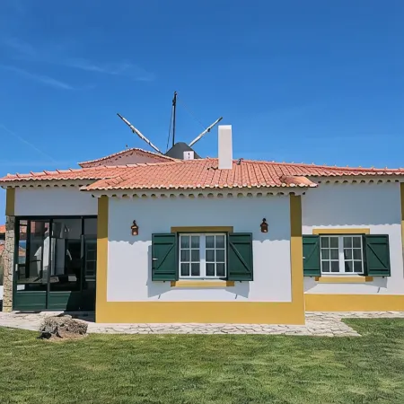 Casa do Moinho, between the Lagoon and Óbidos Castle