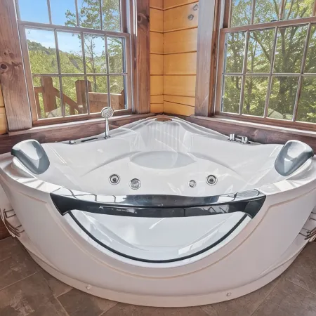 Charming 5-bedroom Cabin with Movie Theater, Hot Tub, and WiFi