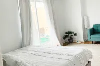 A Regal Retreat- Exclusive Parking Prime Local - Holiday bungalows