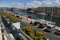 Large apartment on canal 2 steps from downtown Sète - Homestays
