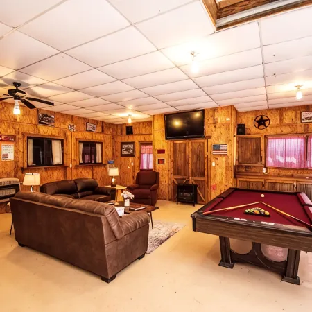 Fishermen’s Barndominium by the Lake-Pet Friendly
