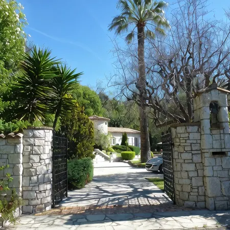 Superb villa sun swimming pool, quiet garden and sea view on the heights of Nice