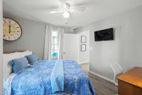 Brothers bond 3bed 2bath, short walk to the square