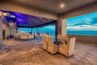 Luxury 4Bd Penthouse, Ocean VIEWS, 2 king suites, pvt jacuzzi, beachfront resort
