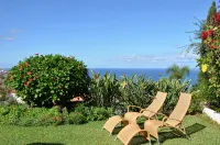 Comfortable home with a beautiful blooming garden and a view of the Atlantic - Uima-altaat