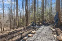 NEW Mountain Modern Hideaway! - Walk to Disc Golf