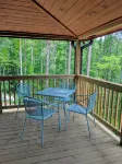 Cabin life near Asheville/Hendersonville. Secluded but still convenient escape!