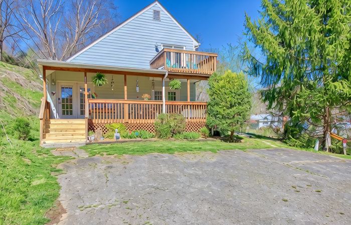Peaceful downtown Sylva home, 3BR, porch, creek, Wifi
