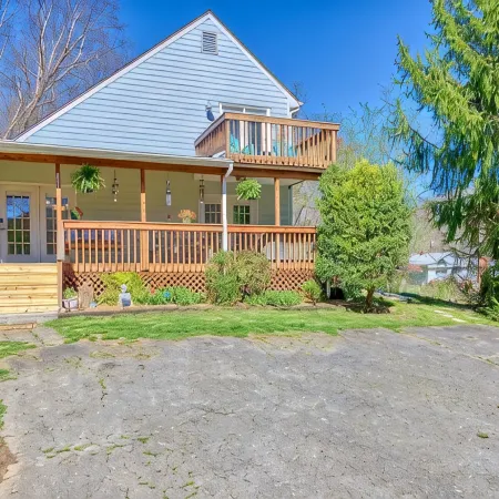 Peaceful downtown Sylva home, 3BR, porch, creek, Wifi Отели в г. Сильва