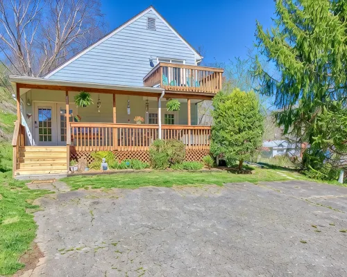 Peaceful downtown Sylva home, 3BR, porch, creek, Wifi Hoteles en Sylva