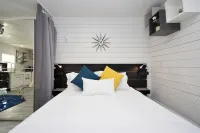 Stylish Mid-Century Modern Private Studio Blocks from UF and Stadium! - 발코니