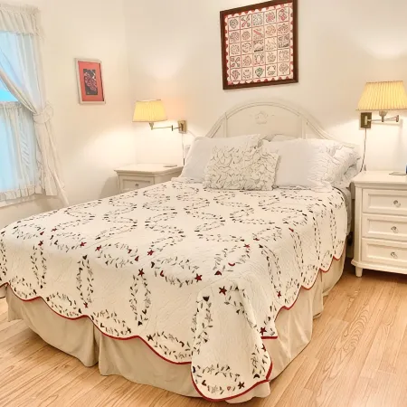 Cozy Lakeside Cottage.... with access to a private beach!