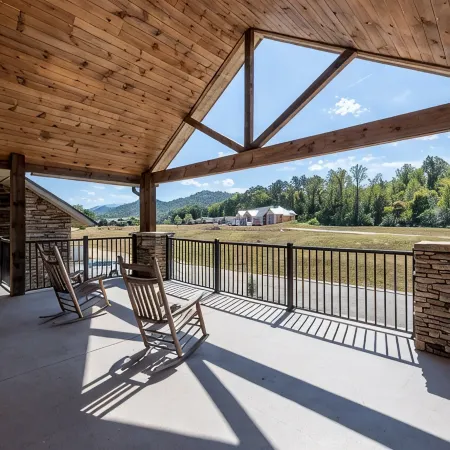 It is Springtime in TN- comfortable, clean, in a gated community & near food!