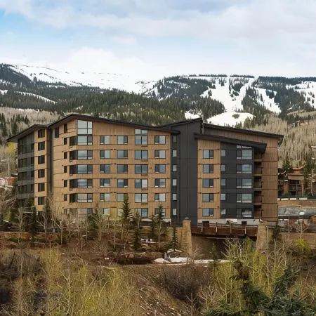 Penthouse-Electric Pass Lodge Ski in/Ski Out! Pool, Hot Tub,Walk to Restaurants!