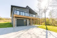 Spacious modern cottage with incredible views in the Bruce Peninsula