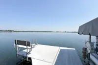 Stylish 4-bedroom cabin with AC, WiFi & boat rental available! - Alphydda