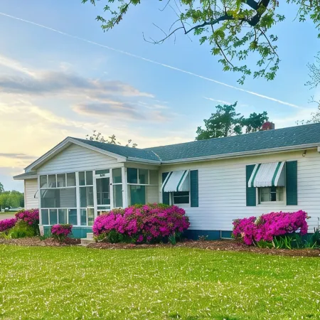 Quaint costal farm cottage, on a working farm, just mere miles from beaches!