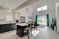 Cozy, spacious family home w/ Arcade! 5 mins from Beach!