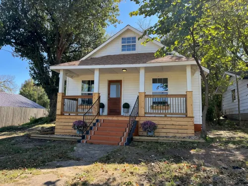 The Archer House - 1 Block from Spring River.  2 Bedrooms + Loft Bedroom!