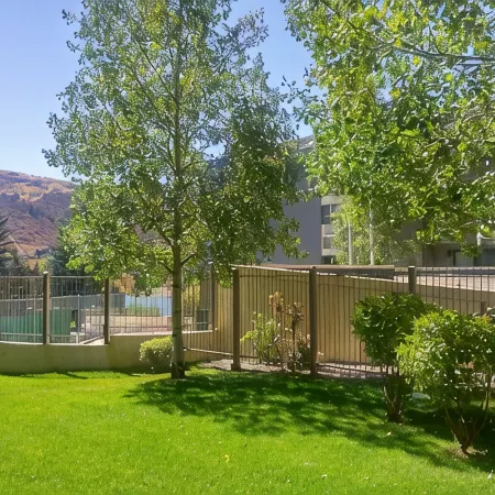 Remodeled Condo w/ FREE WiFi, Parking, Heated Pool, Hot Tubs, Skier Shuttles